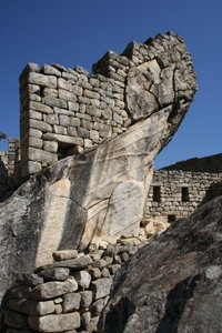 Murs construits à même la pierre sacrée