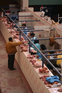 Stands de boucherie au marché de Puno