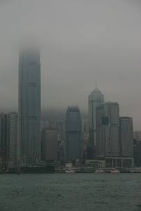 Vue sur l’ile de Hong-Kong dans la brume