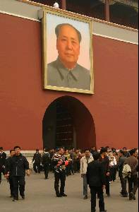 Un petit portrait de Mao a l’entree de la Cite Interdite