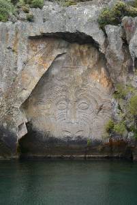 Sculpture maorie sur une rive du lac Taupo
