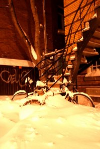 Vélos enfouis sous la neige
